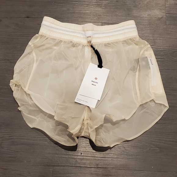 Lululemon Step Out Short NWT - Picture 2 of 7